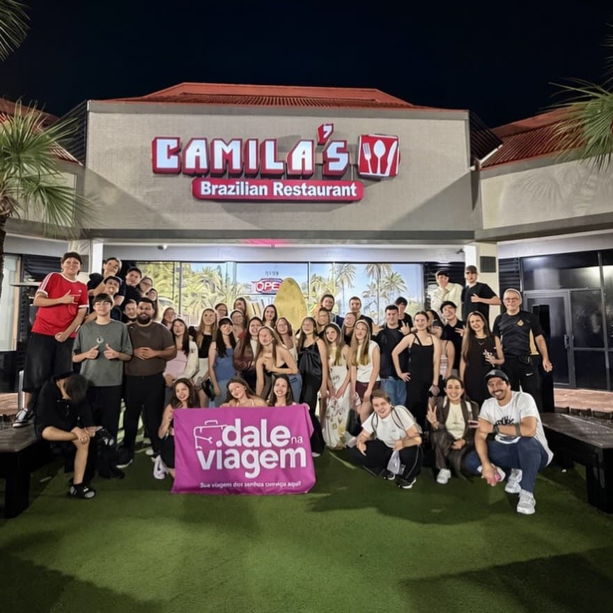 Grupo de viagem lotando o pátio do Camila's à noite